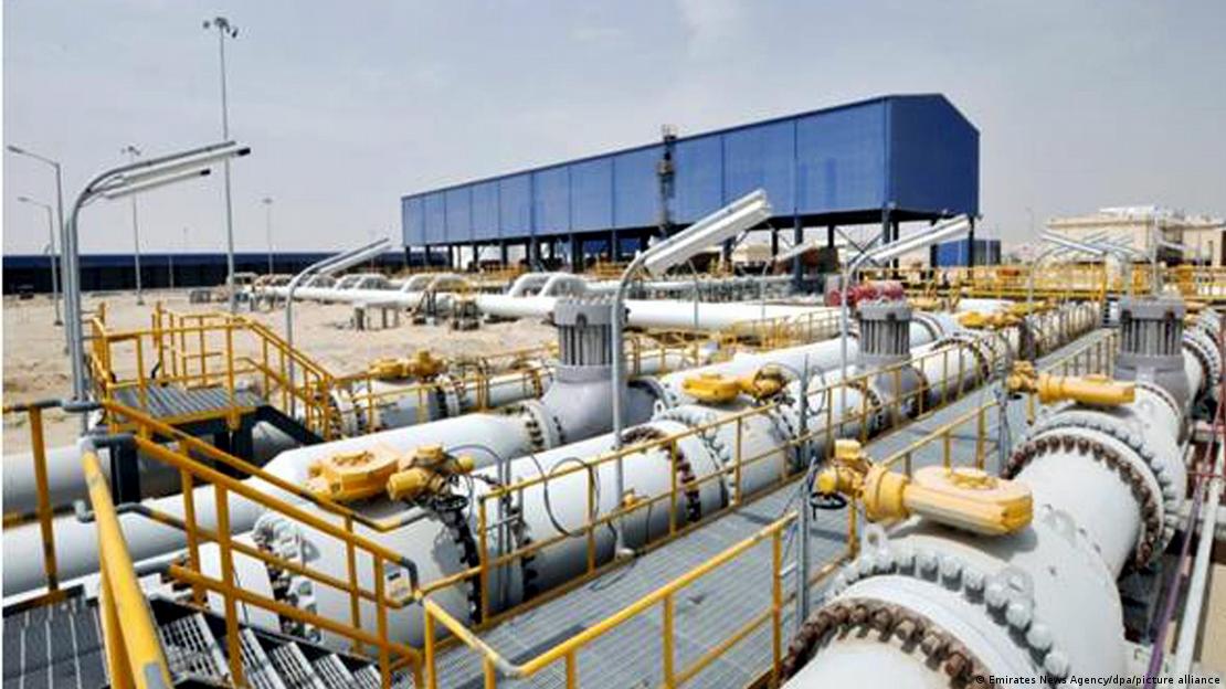 Imagen distribuida en 2012 por la agencia emiratí de noticias WAM con el primer cargamento de petróleo enviado por el oleoducto Habshan-Fujairah.