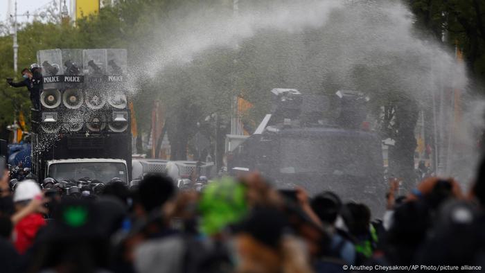 Fptp de policías frente a manifestantes en Bangkok