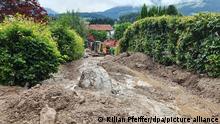 Schutt und Schlamm bedecken eine Straße. Der Landkreis Berchtesgadener Land hat nach starkem Regen wegen Hochwassers den Katastrophenfall ausgerufen. +++ dpa-Bildfunk +++
Schönau, 18.07.2021
