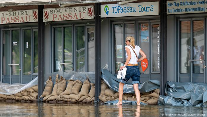 In Passau in Bayern hat die Donau ihren Höchsstand erreicht - die Menschen hoffen, dass das Wasser jetzt wieder zurückgeht. In Passau in Bayern hat die Donau ihren Höchsstand erreicht - die Menschen hoffen, dass das Wasser jetzt wieder zurückgeht.