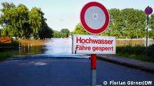Hochwasser am Rhein, Fähre gesperrt. Die Stadt Zons selbst ist nicht betroffen, das Hochwasser beschränkt sich auf den Bereich vor dem Deich. Der Fährbetrieb ist gesperrt.
Florian Görner, DW, 17. Juli 2021