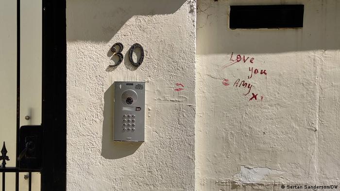 Tembok rumah lama Amy Winehouse yang bertuliskan pesan dari penggemarnya.