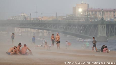 BdTD Russland Sankt Petersburg | Sandsturm, Menschen am Strand