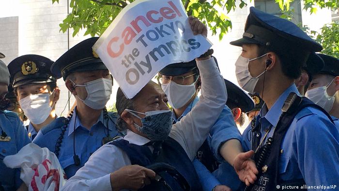 Участник протеста против проведения Олимпиады в Токио
