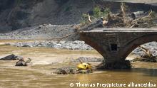 Eine Brücke der Bahnstrecke bei Walporzheim ist zerstört. In den vom Unwetter betroffenen Gebieten beginnen die Aufräumungsarbeiten.