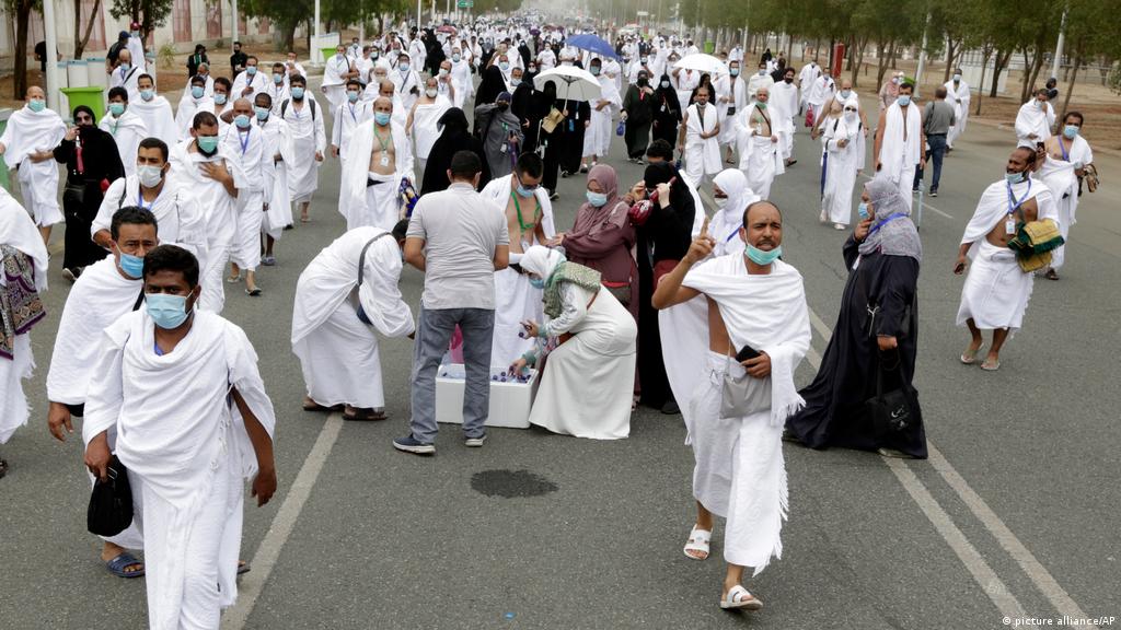 بالكمامات الحجاج على عرفات لأداء ركن الحج الأعظم أخبار Dw عربية أخبار عاجلة ووجهات نظر من جميع أنحاء العالم Dw 19 07 2021