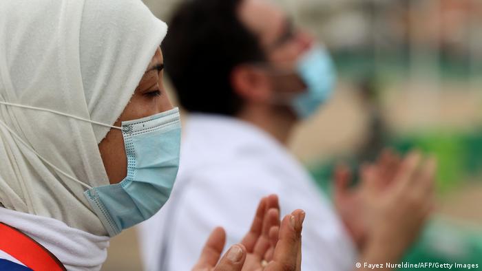 پاندمی بر زیارت حج نیز تأثیر نموده و در این میان پوشیدن ماسک و رعایت تدابیر بهداشتی مرتبط با پاندمی کرونا به یک امر عادی مبدل شده است. علاوه براین، اشتراک کننده های زیارت حج باید کاملاً واکسین شده باشند و این درحالیست که در تمام عربستان سعودی فقط ۱۲ درصد مردم واکسین شده اند. 