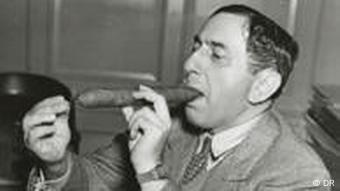 Ernst Lubitsch zündet sich eine große Zigarre an (Foto: DP)