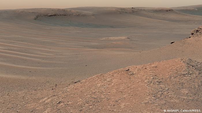 Este paisaje marciano incluye el hito rocoso apodado Knockfarril Hill en el centro a la derecha y el borde de Vera Rubin Ridge.