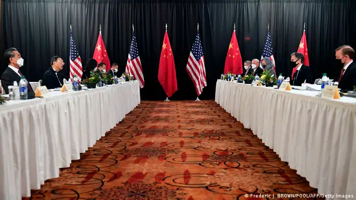 美國國安顧問蘇利文與中共中央外委會主任王毅曾私下通話，圖為2021年雙方阿拉斯加會談時的資料照