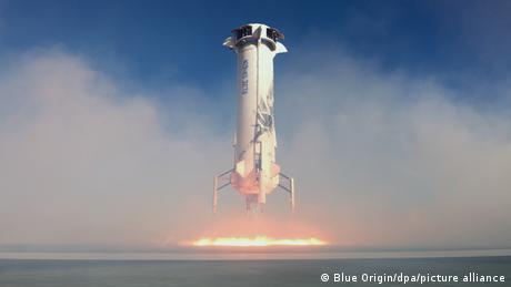 El booster VTVL (despegue vertical, aterrizaje vertical) del New Shepard de Blue Origin en el momento del aterrizaje.