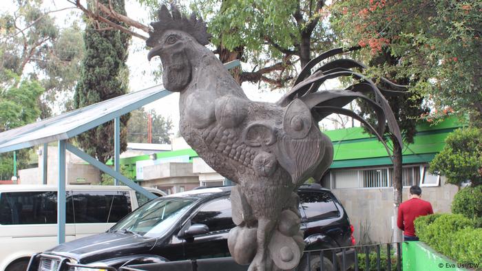 Figura de un gallo.