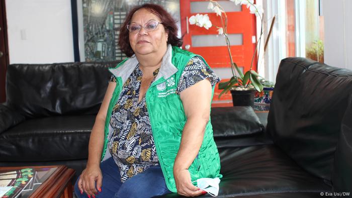Marcela Villegas Silva dirige la Central de Abastos desde agosto pasado, es la primera mujer en ejercer el cargo, y afirma que no se trata de ser mujer, sino de que es la autoridad, y por ello se le respeta. 