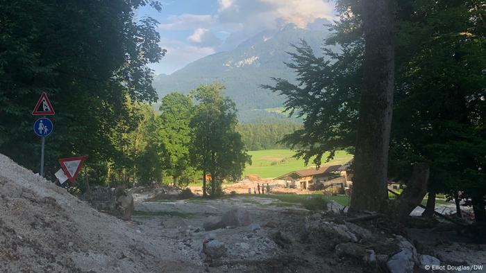 Une route détruite en Bavière avec des montagnes visibles au loin