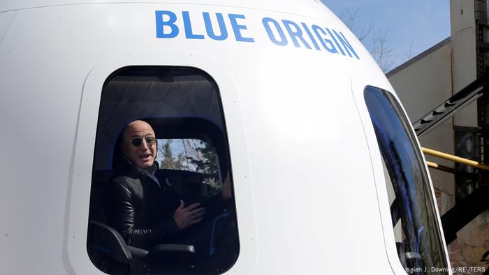 Amazon S Bezos Returns To Earth After First Space Flight News Dw 20 07 2021