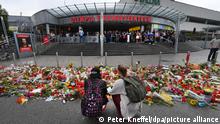 Blumen und Kerzen liegen vor dem Haupteingang des Olympia-Einkaufszentrums (OEZ). Drei Tage zuvor hatte dort ein 18-Jähriger neun Menschen erschossen und sich danach selbst getötet. Sky Deutschland arbeitet die Geschehnisse nun in einer Dokumentation auf. Drehstart ist im Sommer. (zu dpa «Sky dreht Dokumentation zu Münchner OEZ-Attentat») +++ dpa-Bildfunk +++