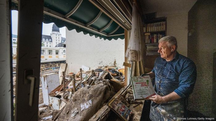 Un hombre mira la destrucción tras el paso de las masas de agua en Bad Neuenahr, Alemania. (17.07.2021).