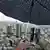 Unter dem Schirm eines Besuchers der Aussichtsplattform auf der Helaba ist die Frankfurter Bankenskyline zu erkennen (Foto: dpa)