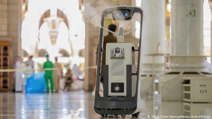 تدابیر ویژه بهداشتی گرفته شده است تا از شیوع ویروس کرونا در میان زایران جلوگیری شود. مانند این دستگاه که فضای مسجد النبوی را ضد عفونی می‌کند. 