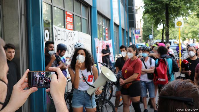 Zusteller der Gorillas-Lieferkette Gorillas protestieren in Berlin gegen schlechte Arbeitsbedingungen