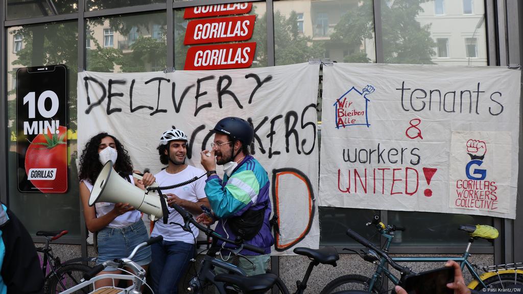 Germany Gorillas Delivery Riders Protest Unfavorable Working Conditions Business Economy And Finance News From A German Perspective Dw 07 21