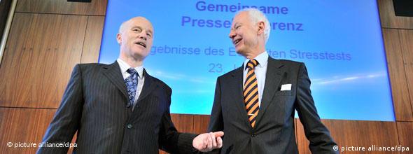 Dopredsjednik Savezne banke Franz-Christoph Zeitler (desno) i Jochen Sanio, predsjednik BaFina sa smješkom su u Frankfurtu predstavili rezultate njemačkih banaka na testu
