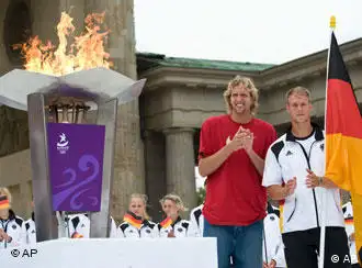 7月14日在柏林勃兰登堡前点燃的第一届青少年奥运会圣火