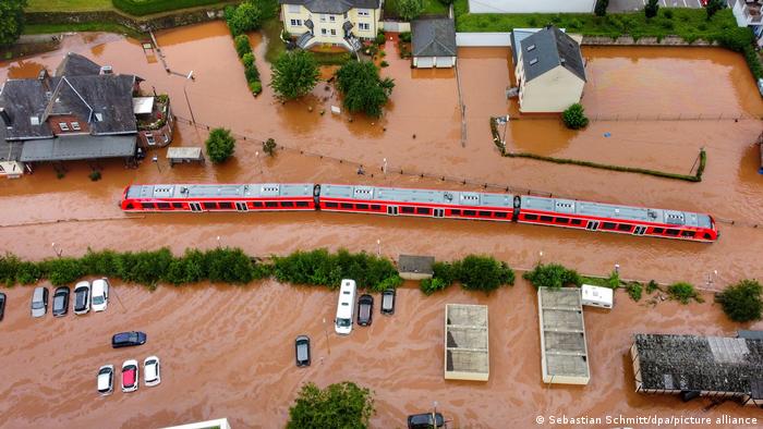 Unwetter in Rheinland-Pfalz.Ein Regionalzug steht im Bahnhof des Ortes Kordel im Wasser