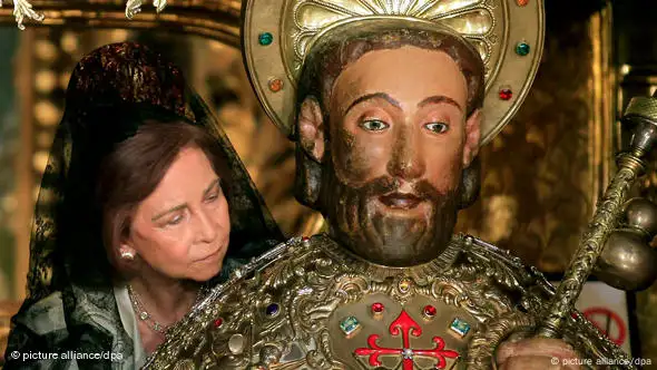 Die spanische Königin Sofia umarmt den Apostel Jakob während einer Zeremonie in Santiago de Compostela (Foto: picture-alliance/dpa)