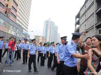 Am 25.07.2010 demonstrieren Tausende von Einwohner in der Stadt Guangzhou, China. Sie protestieren gegen den Plan von der örtlichen Behörde, Radio- und TV-Sendungen auf Guangzhou-Dialekt (Cantonese) einzustellen. Zulieferer: Fengbo Wang