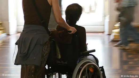 Mensch im Rollstuhl wird geschoben (Foto: Bilderbox)