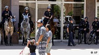 Polizisten auf Pferden vor dem Kapitol von Phoenix, im Vordergrund eine Familie (Foto: AP)