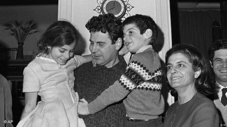 Teodorakis nakon puštanja iz zatvora u januaru 1968. sa decom i suprugom Mirtom