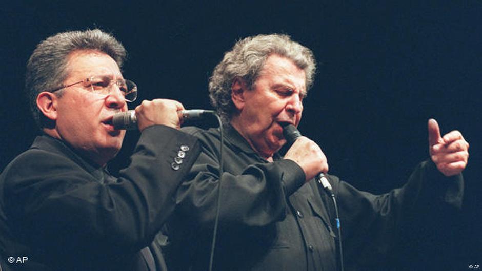 Mikis Teodorakis (desno) i Zulfu Livaneli na koncertu u Bonu u maju 1997.