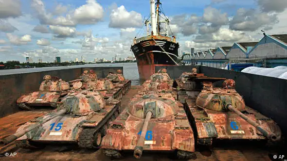 Ausgemusterte Panzer im Hafen von Bangkok (Foto: AP)