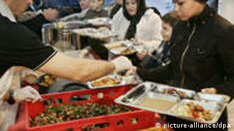 Beim gemeinsamen Ramadan-Fastenbrechen essen am Donnerstagabend (12.10.2006) Menschen unterschiedlichen Glaubens miteinander. (Foto: dpa)