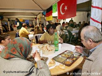 Muslime unterschiedlichen Alters beim abendlichen Fastenbrechen (Foto: Roland Weihrauch/ dpa)