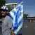 Mann mit griechischer Fahne (Foto: dpa)