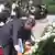 Герхард Шрёдер возлагает цветы на могилу