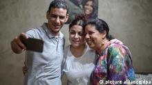 Die ägyptische Aktivistin und Journalistin Esraa Abdel Fattah (M) steht zusammen für ein Foto mit ihren Freunden in ihrem Haus, nachdem sie aus dem Gefängnis entlassen wurde. Esraa befand sich seit ihrer Verhaftung im Oktober 2019 unter dem Vorwurf der Verbreitung von Falschnachrichten und der Beteiligung an einer terroristischen Vereinigung zur Erreichung ihrer Ziele in Untersuchungshaft. +++ dpa-Bildfunk +++