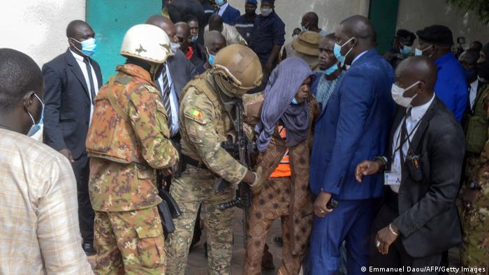 Des forces de l’ordre arrêtent un présumé assaillant après l’attaque au couteau qui a visé le président de transition 