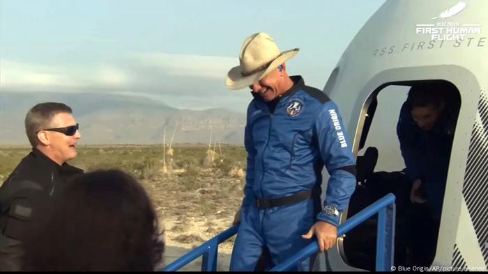 Bilionário Jeff Bezos desembarca após voo bem-sucedido da Blue Origin