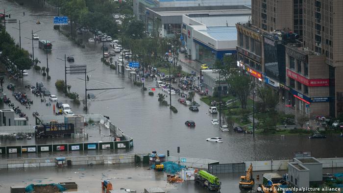  major street in Zhengzhou inundated with water. unbiased news not politics unbiased 