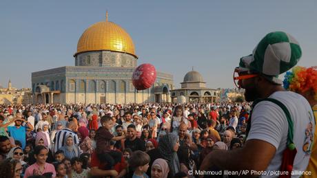 people celebrating in Jerusalem