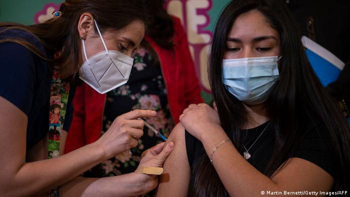 Después de empezar con la vacunación de menores en junio, Chile planea ya la aplicación de un tercera dosis en adultos.