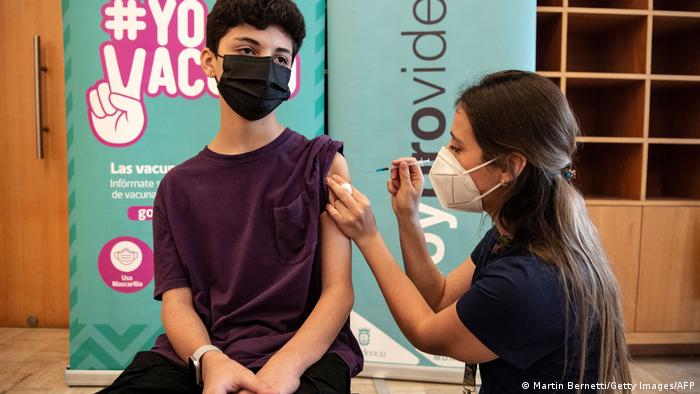 A finales de julio, Chile empezó a vacunar contra el COVID-19 a los menores de edad.