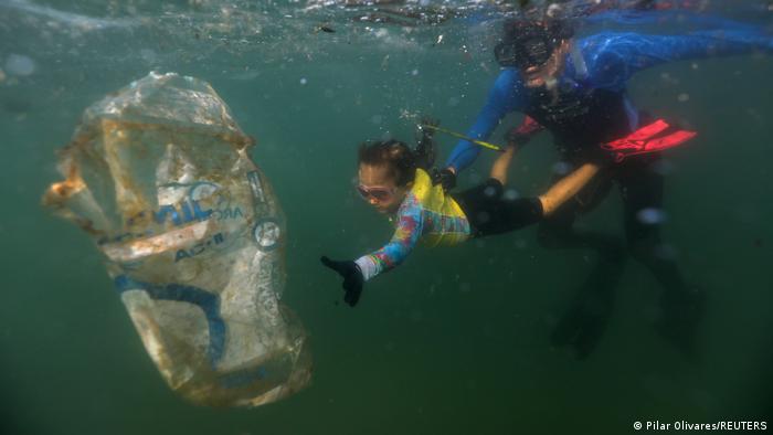 La ONG brasileña Green Agent recoge plástico frente a la costa de Rio de Janeiro