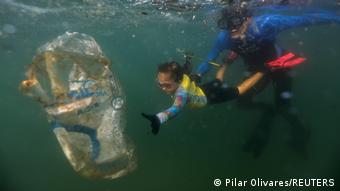 BdTD l Brasilien, Nina Gomes, jüngste "Green Agent" sammelt Müll im Meer bei Rio de Janeiro
