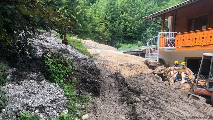 Une épaisse traînée de boue qui a percuté une maison