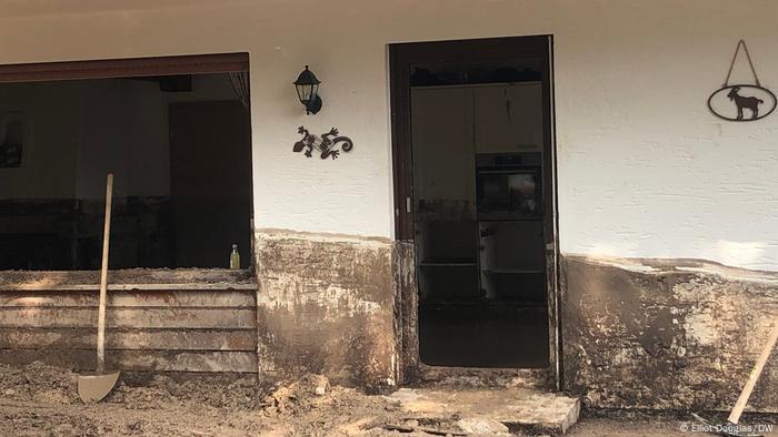 Une maison couverte de boue